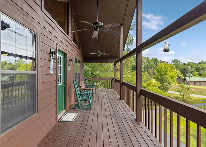 Pigeon Delight Is A 2 Bedroom Cabin - 6 Miles From Dollywood! Hot Tub, Fire Pit, Arcade, Pool Table!