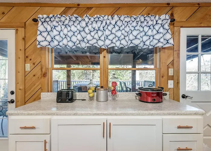 Wooded Bliss Hot Tub Single Level Cabin With No Steps Rocking Chairs And Wooded Views
