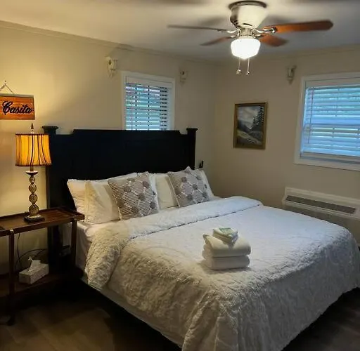 La Casita- King Suite, 3 Minutes To Parkway
