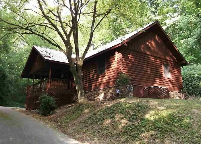 Log Cabin! 1Mile From The Action! Private Lane! Hot Tub! Pool Table!