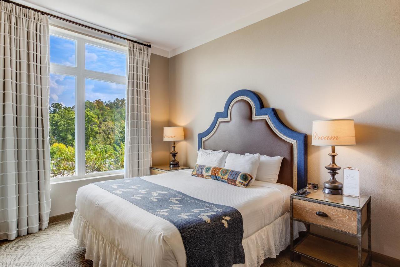 Resort Dollywood's Dreammore And 4*