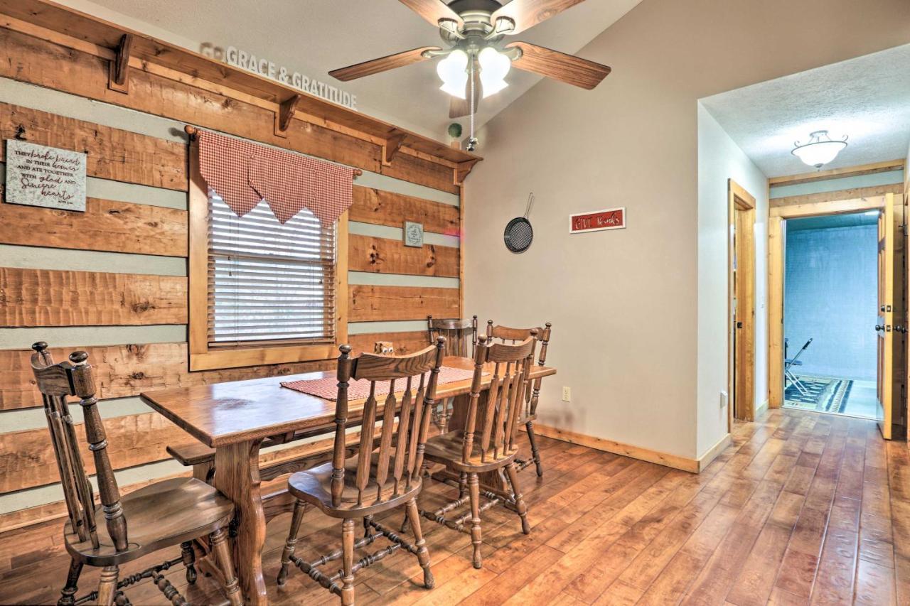 With Hot Tub, 12 Mi To Dollywood! Holiday home