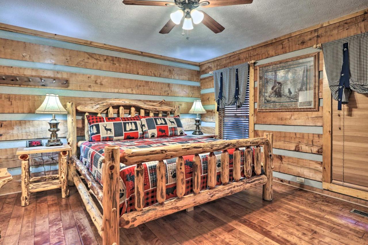 With Hot Tub, 12 Mi To Dollywood! Holiday home *