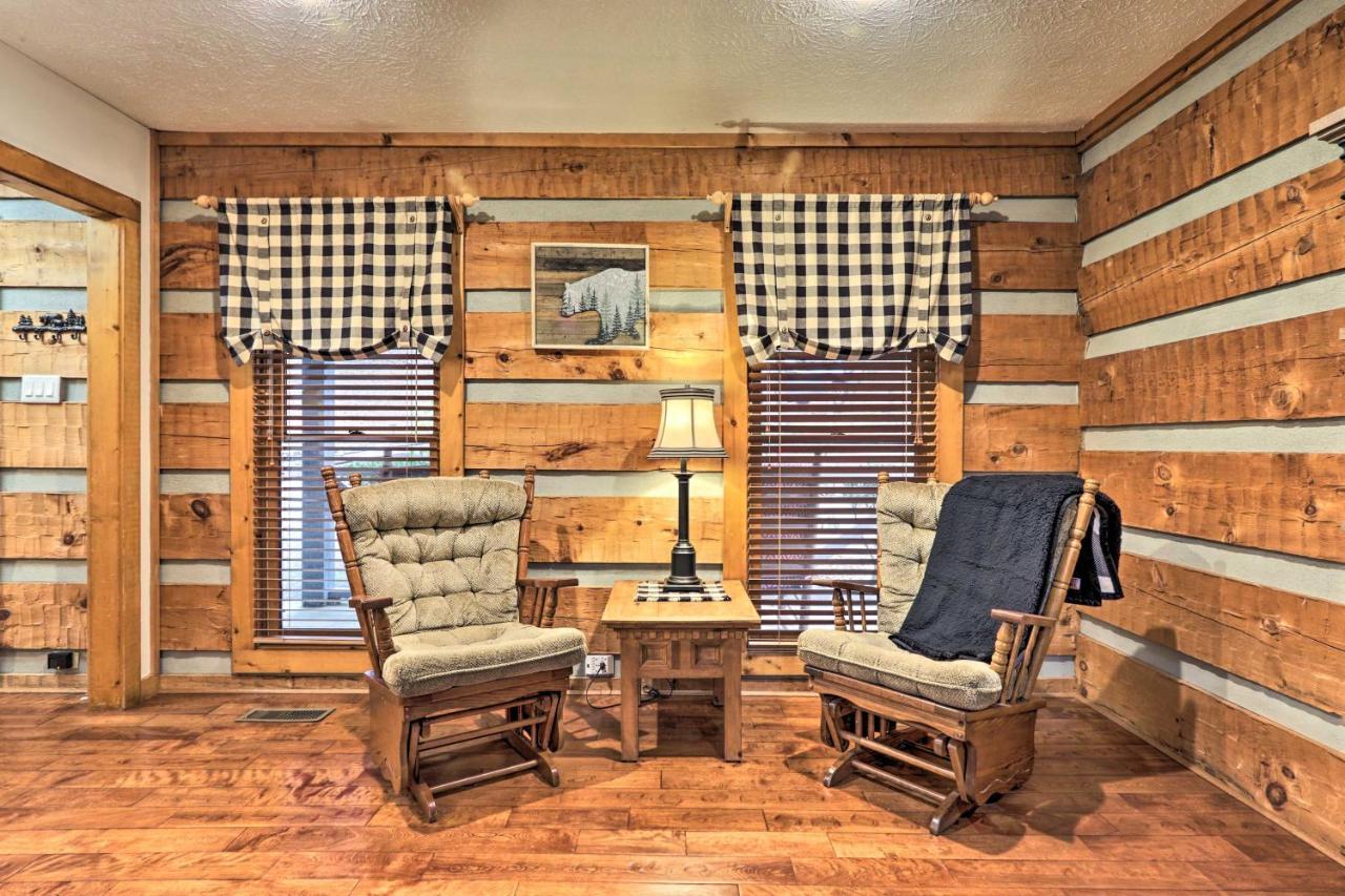 With Hot Tub, 12 Mi To Dollywood! Pigeon Forge