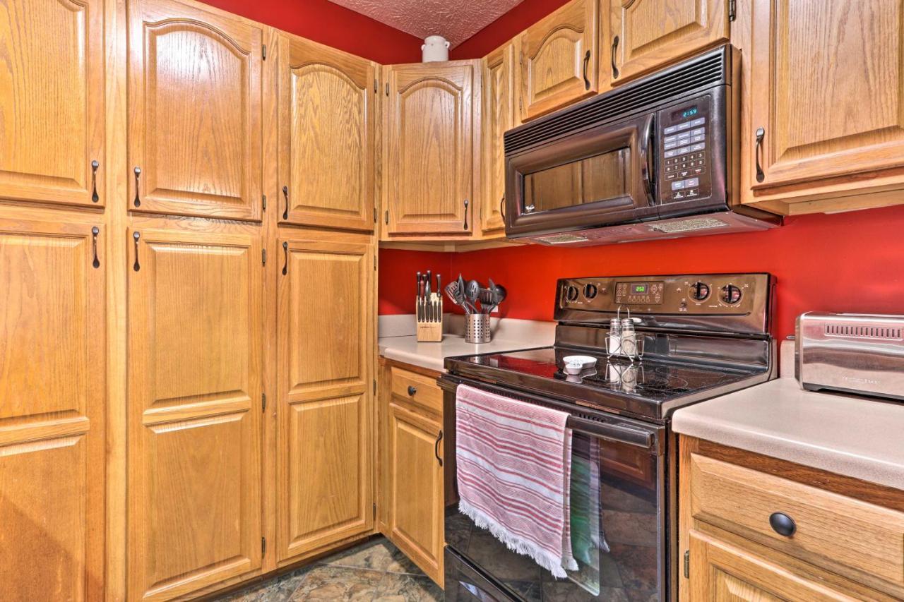 With Hot Tub, 12 Mi To Dollywood! Holiday home *