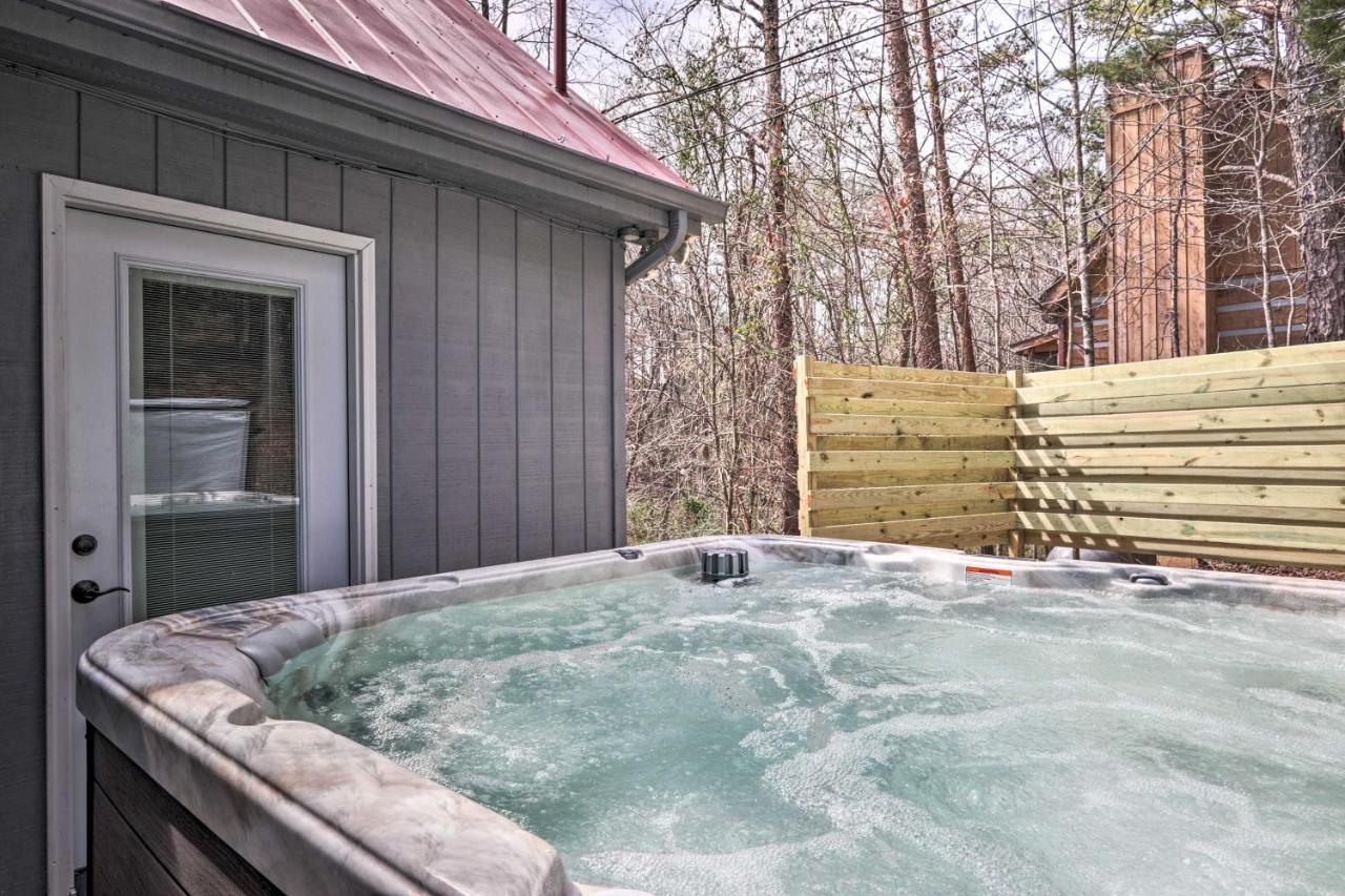 With Hot Tub, 12 Mi To Dollywood! Holiday home