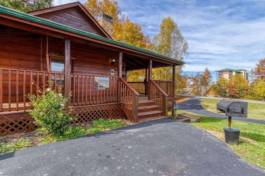 The Nut House, Hot Tub, Game Room, Wifi, 1089 Free Tickets Each Paid Day, Dollywood And More! Holiday home