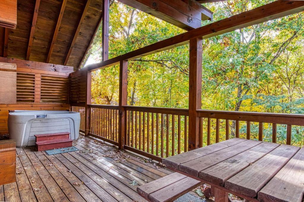 The Nut House, Hot Tub, Game Room, Wifi, 1089 Free Tickets Each Paid Day, Dollywood And More! Holiday home