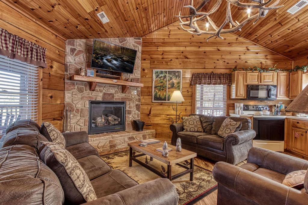 The Nut House, Hot Tub, Game Room, Wifi, 1089 Free Tickets Each Paid Day, Dollywood And More!