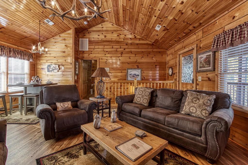 The Nut House, Hot Tub, Game Room, Wifi, 1089 Free Tickets Each Paid Day, Dollywood And More! Pigeon Forge