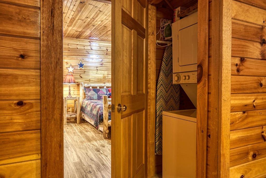 The Nut House, Hot Tub, Game Room, Wifi, 1089 Free Tickets Each Paid Day, Dollywood And More! Holiday home