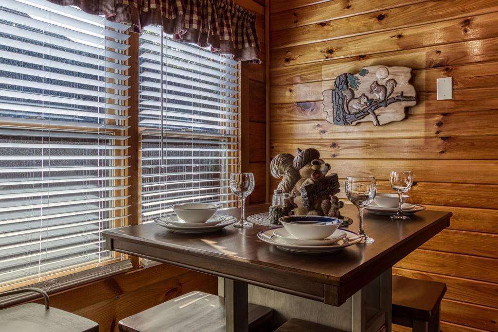 The Nut House, Hot Tub, Game Room, Wifi, 1089 Free Tickets Each Paid Day, Dollywood And More! Holiday home *