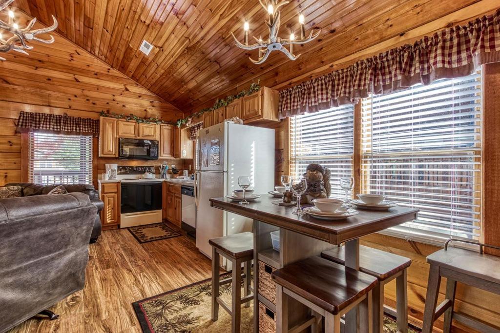 The Nut House, Hot Tub, Game Room, Wifi, 1089 Free Tickets Each Paid Day, Dollywood And More! Pigeon Forge