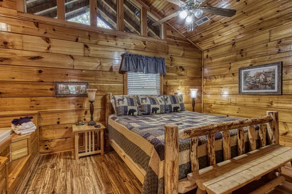 The Nut House, Hot Tub, Game Room, Wifi, 1089 Free Tickets Each Paid Day, Dollywood And More! Holiday home *