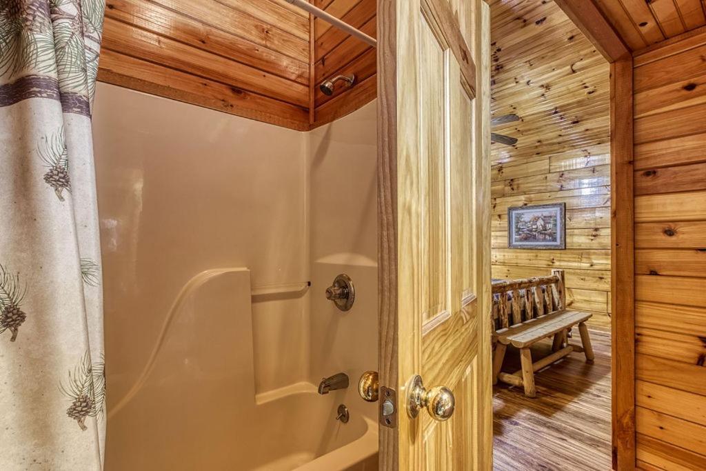 The Nut House, Hot Tub, Game Room, Wifi, 1089 Free Tickets Each Paid Day, Dollywood And More! *