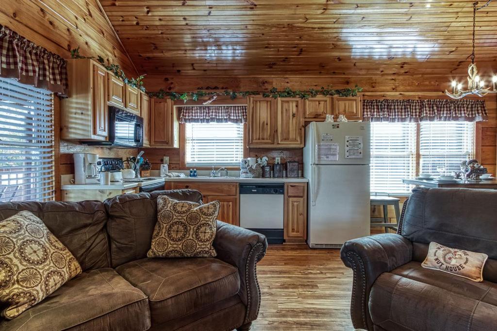 The Nut House, Hot Tub, Game Room, Wifi, 1089 Free Tickets Each Paid Day, Dollywood And More! * Pigeon Forge