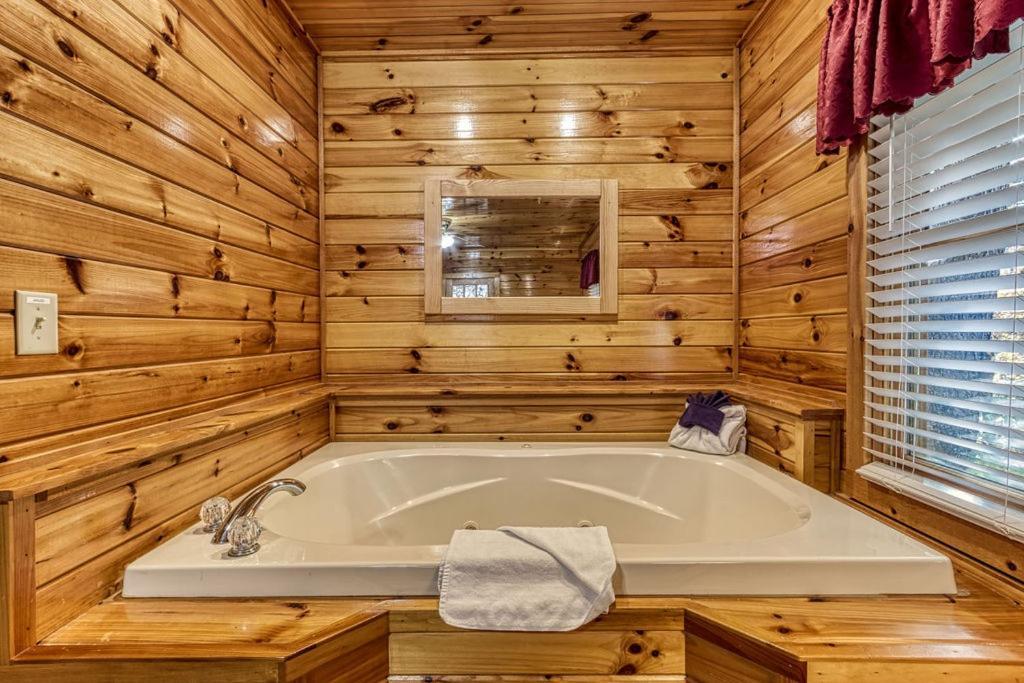 The Nut House, Hot Tub, Game Room, Wifi, 1089 Free Tickets Each Paid Day, Dollywood And More! *