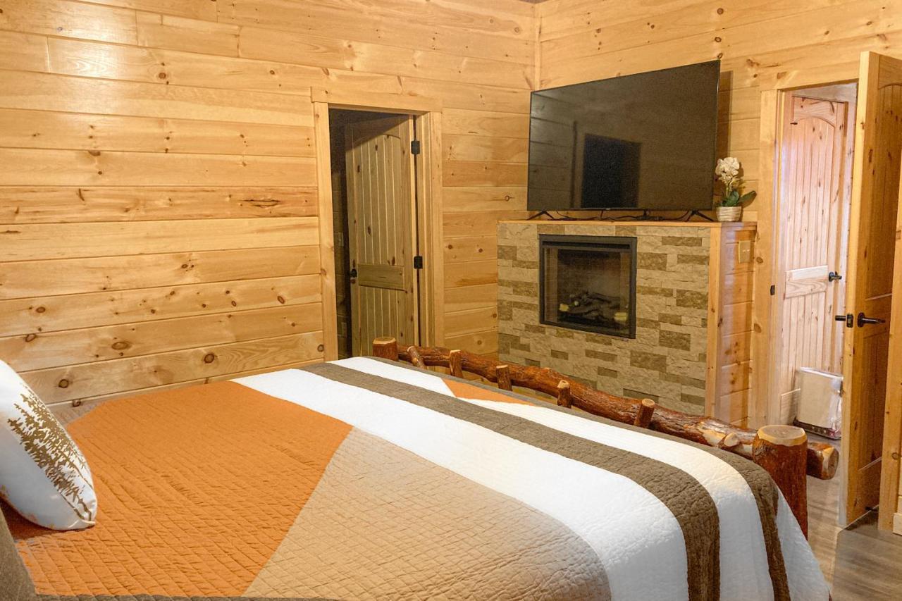 The Lazy Bear * Pigeon Forge