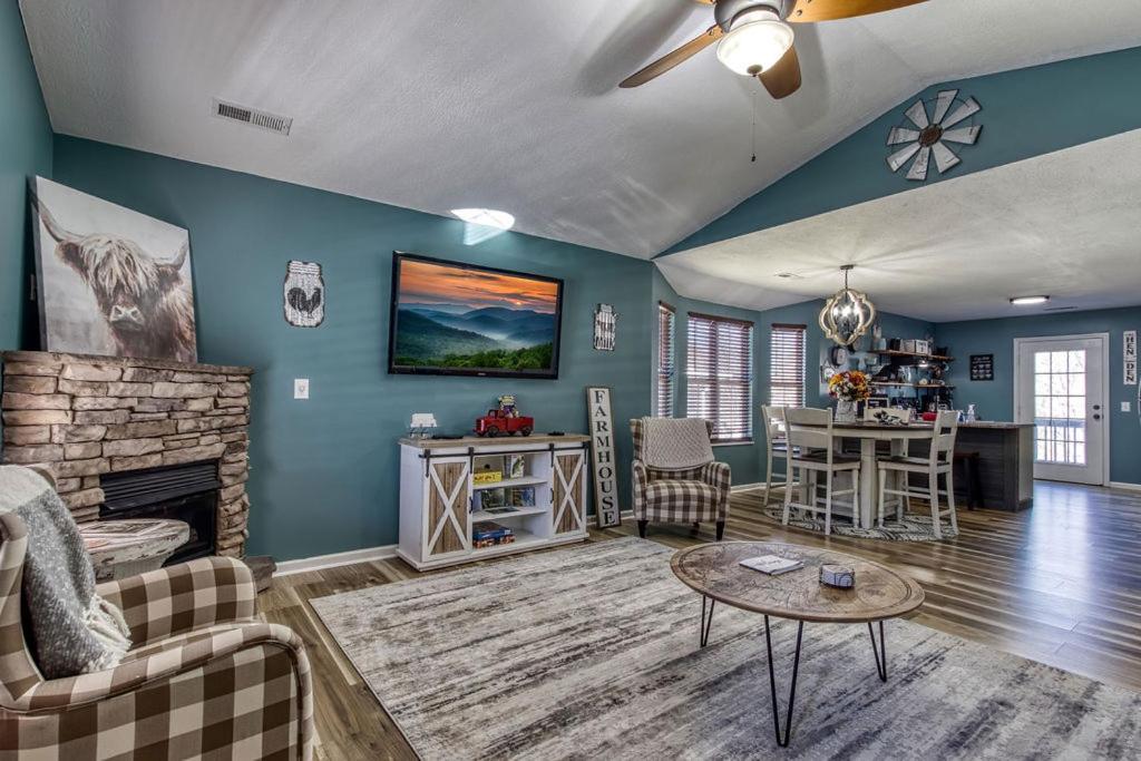 The Mason Jar, Hot Tub, Wifi, 1089 Free Tickets Each Paid Day, Dollywood And More! Pigeon Forge