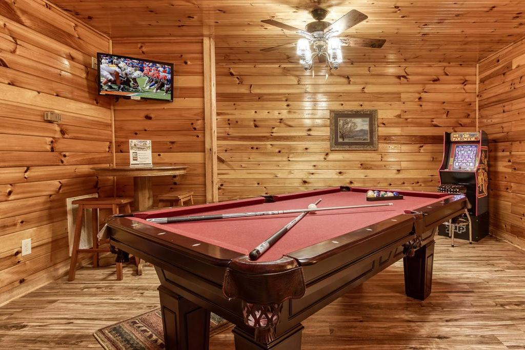 The Nut House, Hot Tub, Game Room, Wifi, 1089 Free Tickets Each Paid Day, Dollywood And More! Holiday home *
