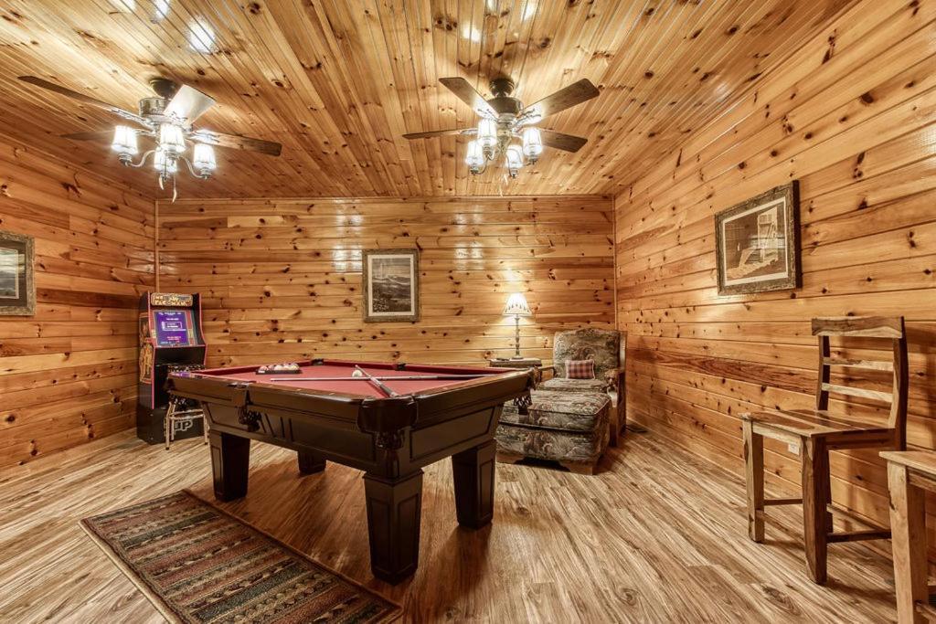 The Nut House, Hot Tub, Game Room, Wifi, 1089 Free Tickets Each Paid Day, Dollywood And More! Holiday home Pigeon Forge