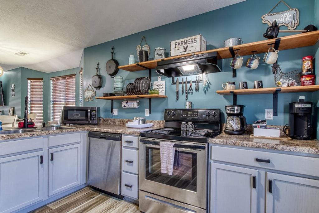 The Mason Jar, Hot Tub, Wifi, 1089 Free Tickets Each Paid Day, Dollywood And More! Chalet *