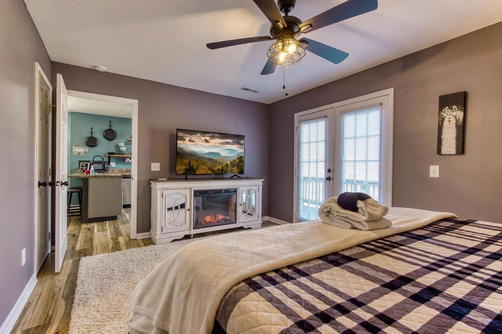 The Mason Jar, Hot Tub, Wifi, 1089 Free Tickets Each Paid Day, Dollywood And More! Chalet *
