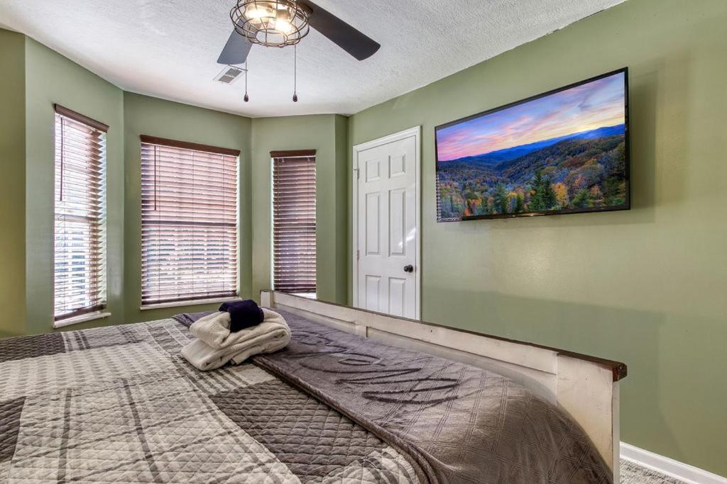 The Mason Jar, Hot Tub, Wifi, 1089 Free Tickets Each Paid Day, Dollywood And More! Chalet *