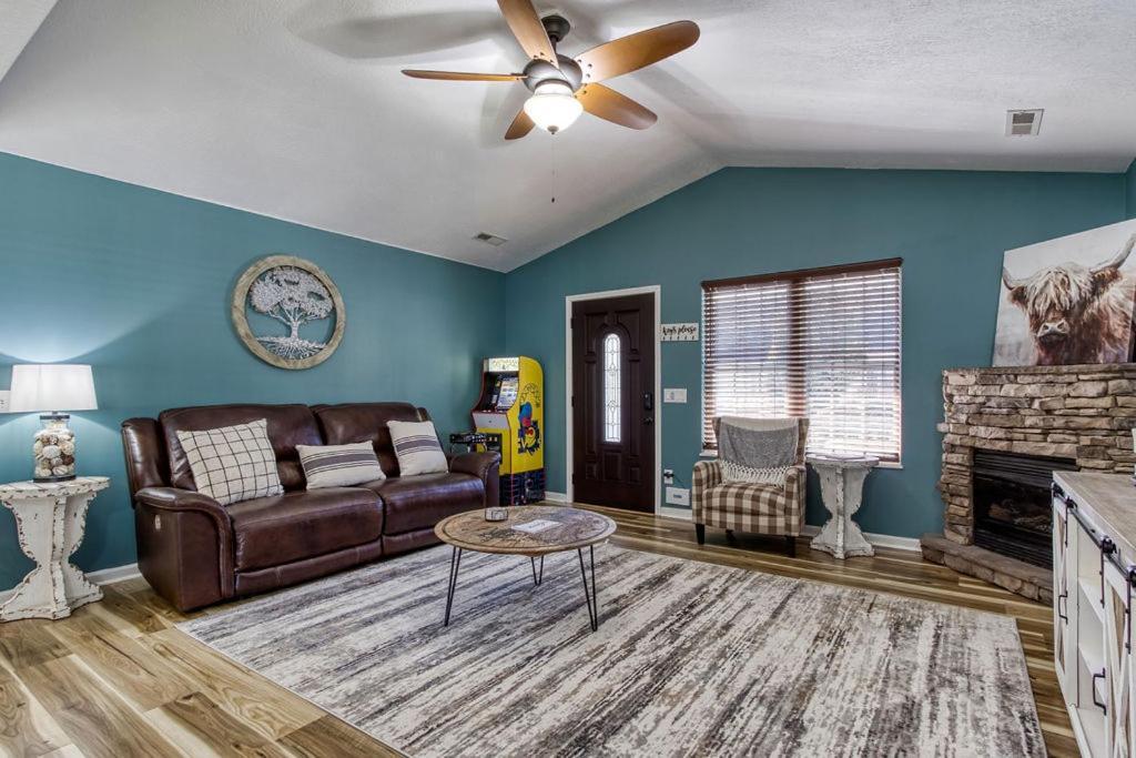 The Mason Jar, Hot Tub, Wifi, 1089 Free Tickets Each Paid Day, Dollywood And More! Chalet Pigeon Forge