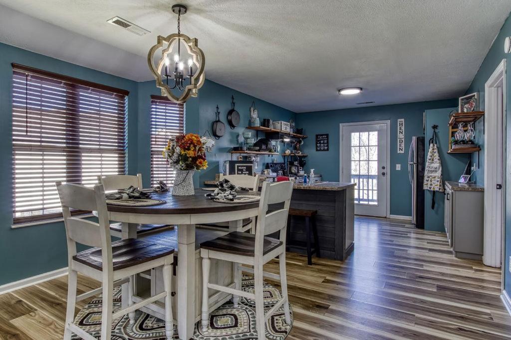 The Mason Jar, Hot Tub, Wifi, 1089 Free Tickets Each Paid Day, Dollywood And More! Pigeon Forge