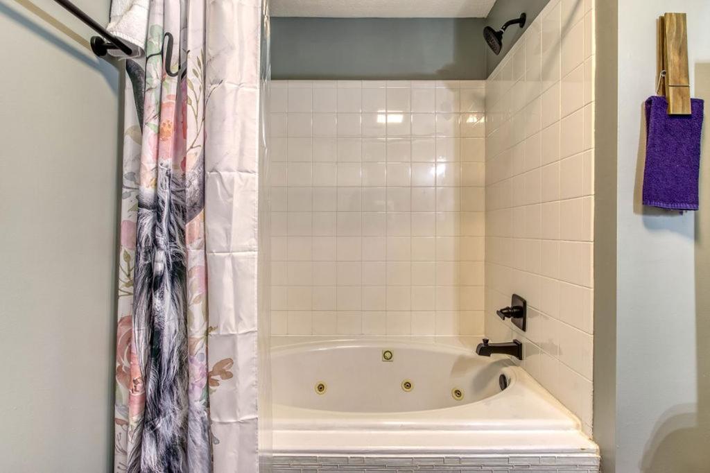 The Mason Jar, Hot Tub, Wifi, 1089 Free Tickets Each Paid Day, Dollywood And More! Chalet
