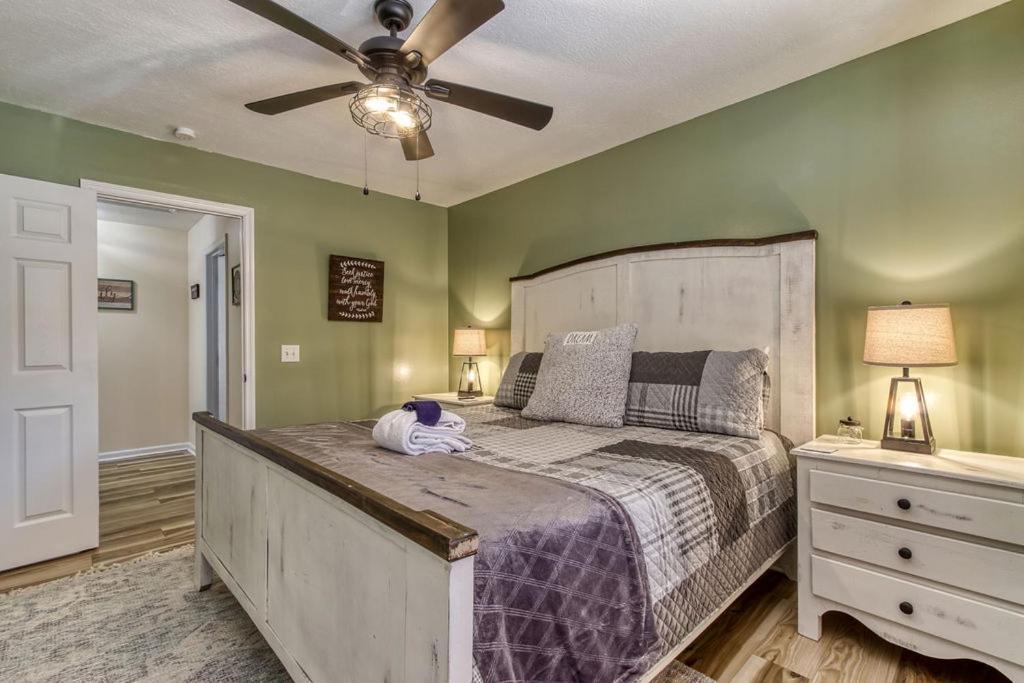 The Mason Jar, Hot Tub, Wifi, 1089 Free Tickets Each Paid Day, Dollywood And More! * Pigeon Forge