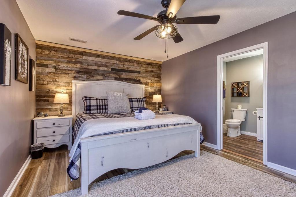 The Mason Jar, Hot Tub, Wifi, 1089 Free Tickets Each Paid Day, Dollywood And More! Chalet Pigeon Forge