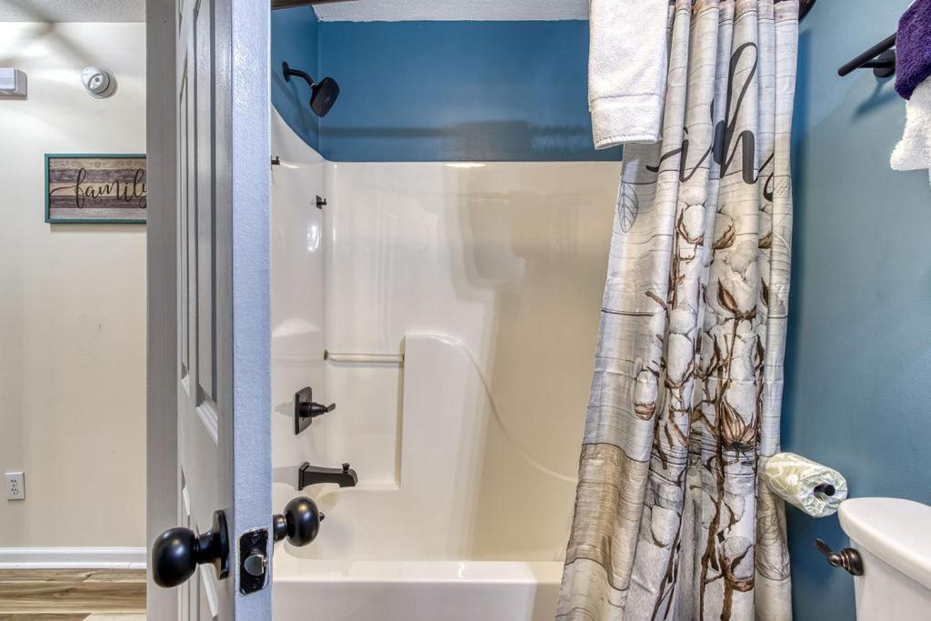 Chalet The Mason Jar, Hot Tub, Wifi, 1089 Free Tickets Each Paid Day, Dollywood And More! *