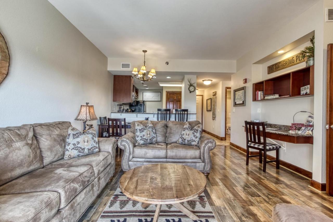 Gorgeous 2bd 2bth With Mountain Views Pool Hot Tub Game Close To Parkway Pigeon Forge