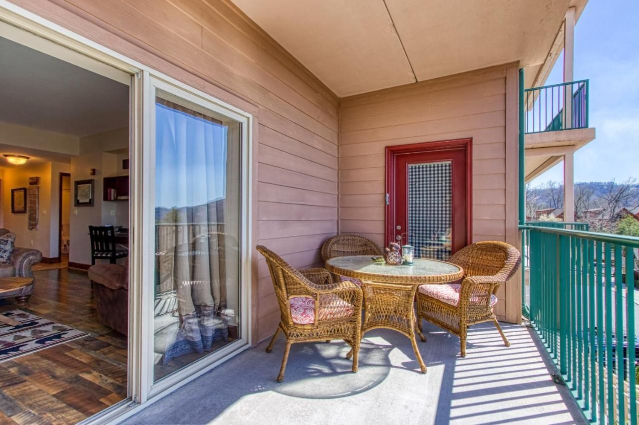 Gorgeous 2bd 2bth With Mountain Views Pool Hot Tub Game Close To Parkway