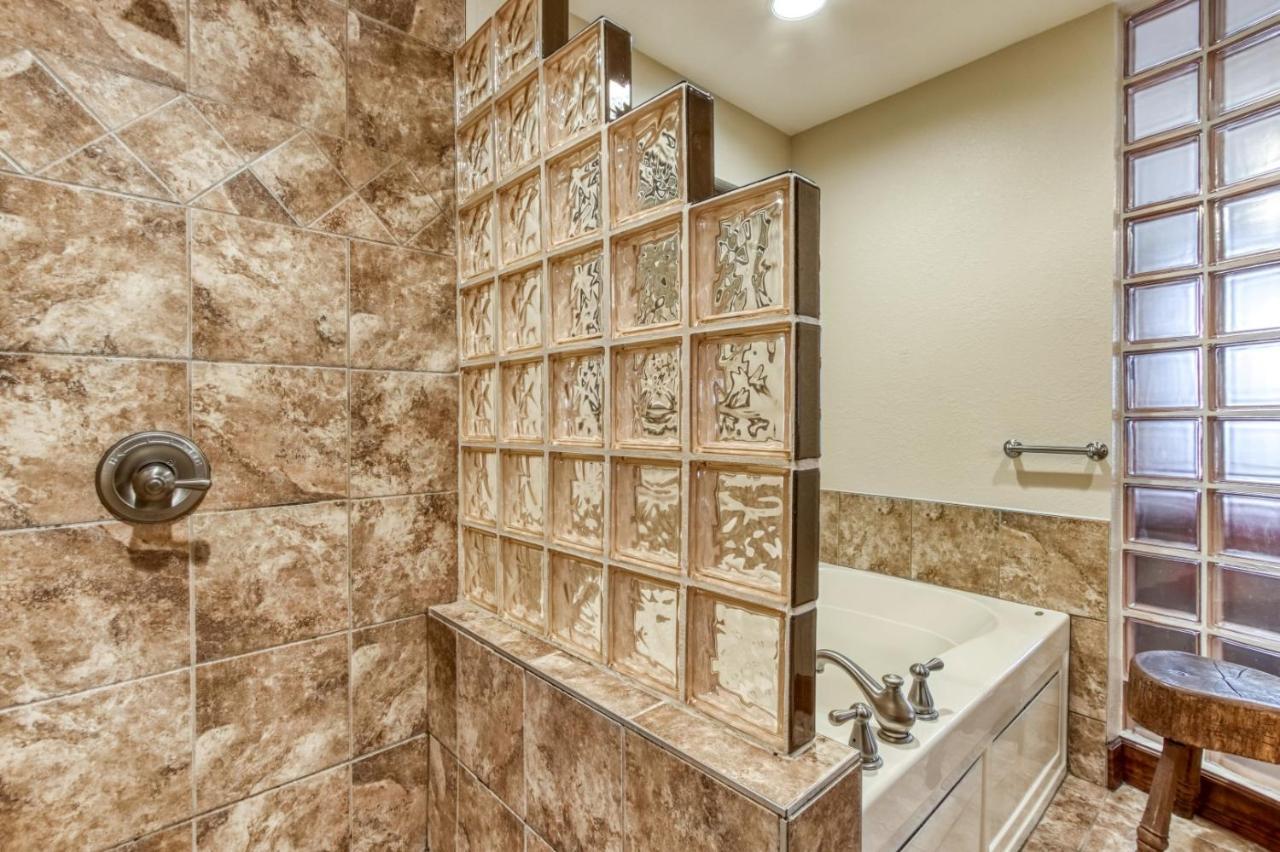 Gorgeous 2bd 2bth With Mountain Views Pool Hot Tub Game Close To Parkway Pigeon Forge
