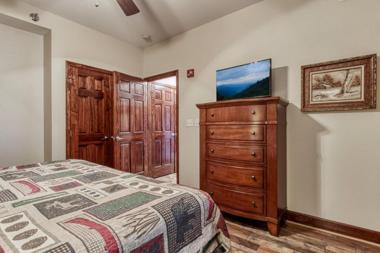 Gorgeous 2bd 2bth With Mountain Views Pool Hot Tub Game Close To Parkway