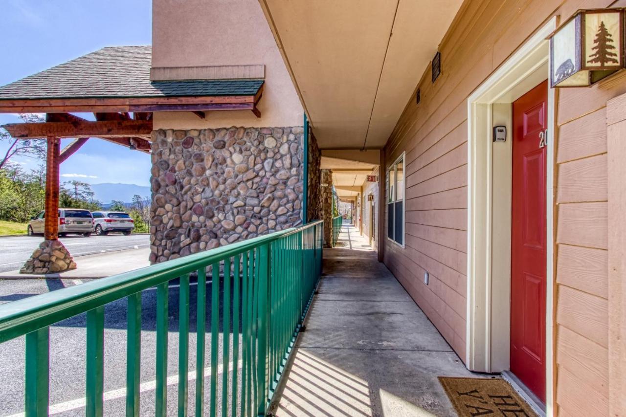 Gorgeous 2bd 2bth With Mountain Views Pool Hot Tub Game Close To Parkway * Pigeon Forge