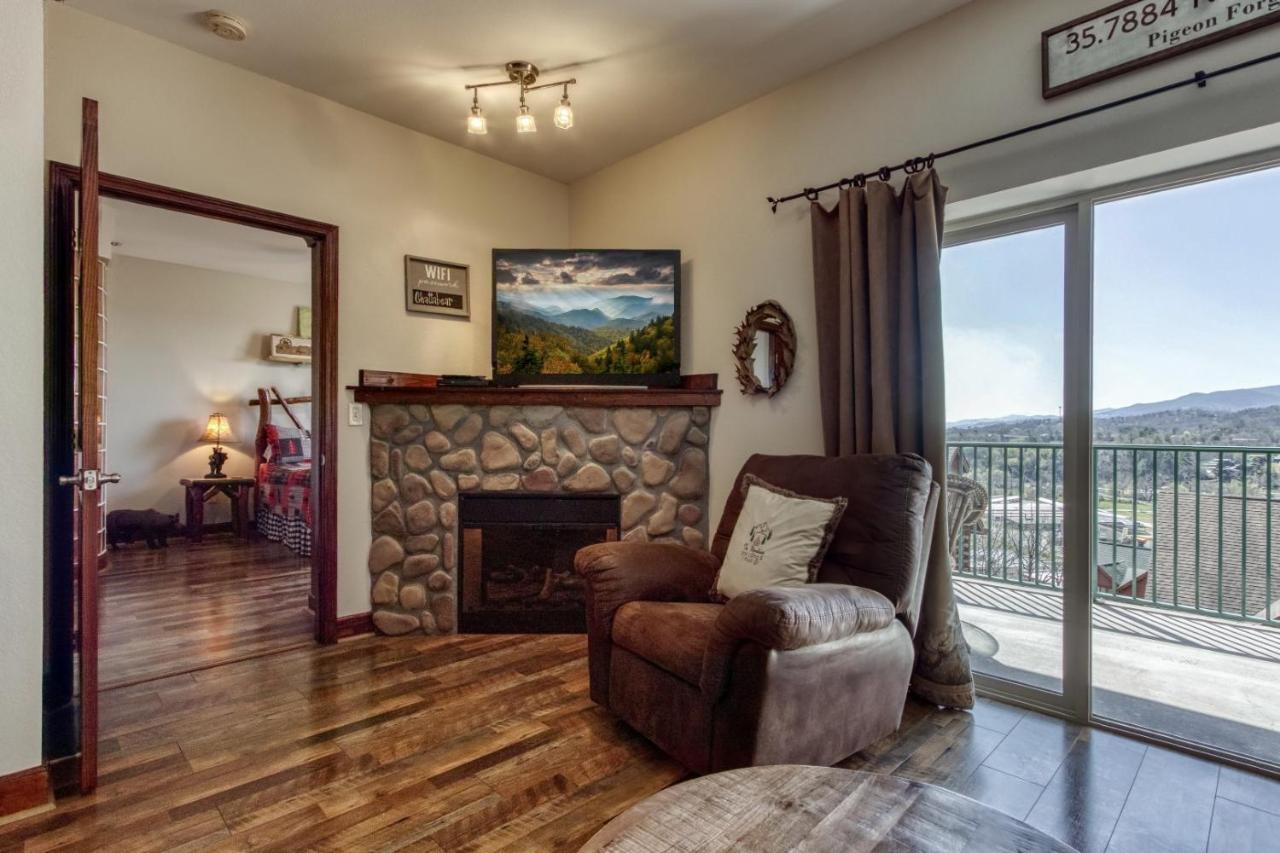 Gorgeous 2bd 2bth With Mountain Views Pool Hot Tub Game Close To Parkway Pigeon Forge