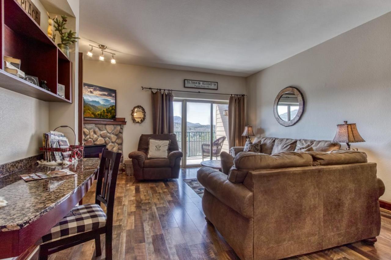 Gorgeous 2bd 2bth With Mountain Views Pool Hot Tub Game Close To Parkway Apartment *