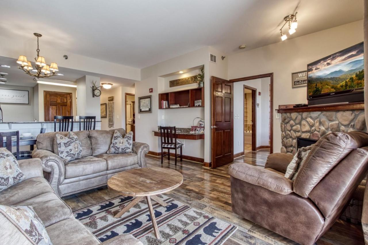 Gorgeous 2bd 2bth With Mountain Views Pool Hot Tub Game Close To Parkway Apartment