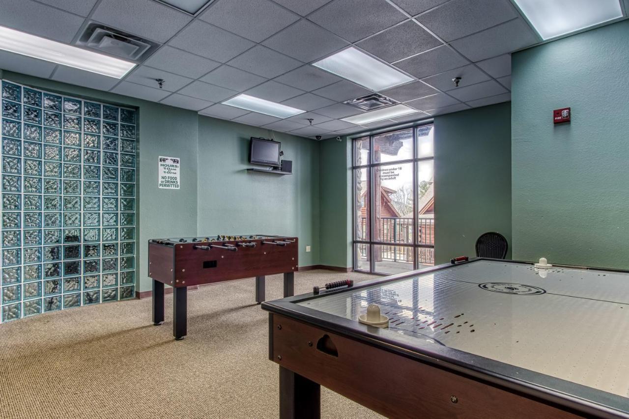 Gorgeous 2bd 2bth With Mountain Views Pool Hot Tub Game Close To Parkway Apartment