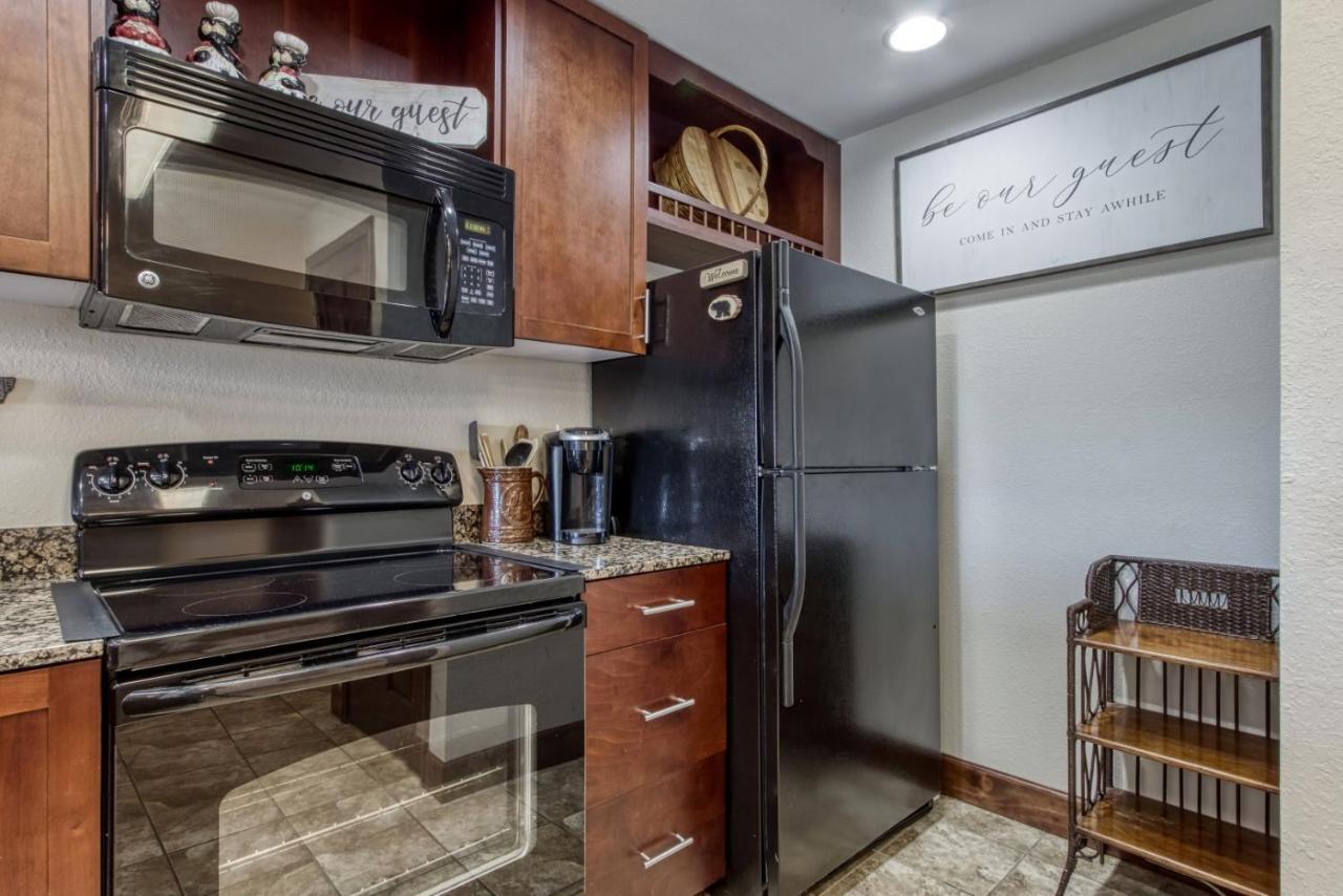 Gorgeous 2bd 2bth With Mountain Views Pool Hot Tub Game Close To Parkway Apartment