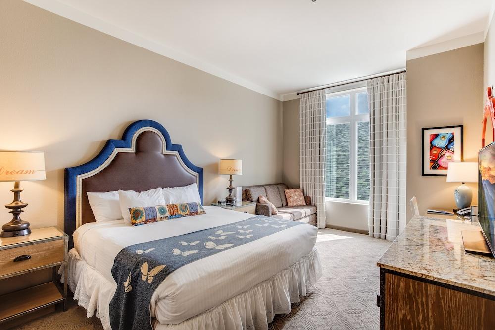 Dollywood's Dreammore And 4*