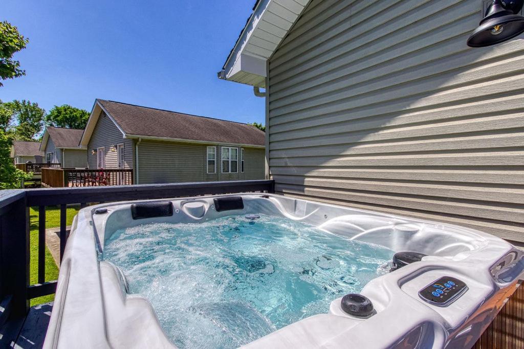 The Mason Jar, Hot Tub, Wifi, 1089 Free Tickets Each Paid Day, Dollywood And More! Chalet