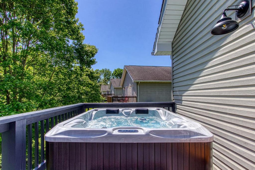 Chalet The Mason Jar, Hot Tub, Wifi, 1089 Free Tickets Each Paid Day, Dollywood And More! Pigeon Forge