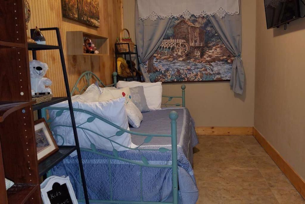 Smoky Mountain Splendor Two Third Acre 2 King Master Holiday home