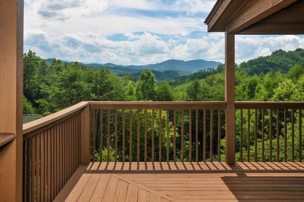 Smoky Mountain Splendor Two Third Acre 2 King Master Holiday home Pigeon Forge