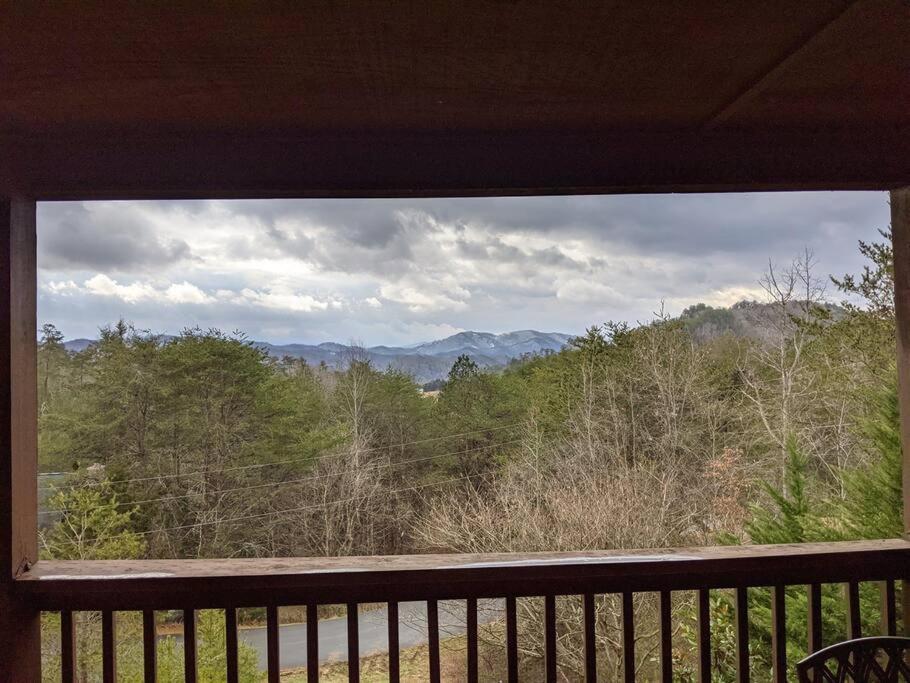 Smoky Mountain Splendor Two Third Acre 2 King Master Holiday home Pigeon Forge